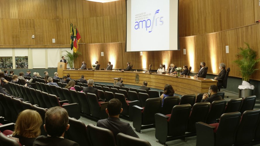João Ricardo Santos Tavares toma posse como presidente da AMPRS