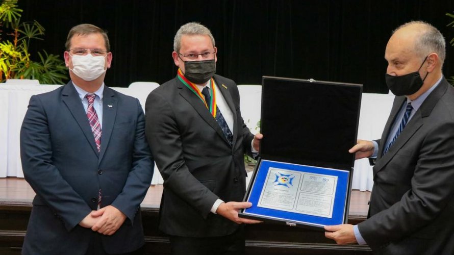 Presidente da CONAMP é homenageado com medalha na abertura de evento em Gramado