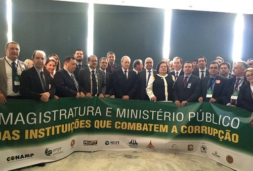 Ato em defesa do Ministério Público e da Magistratura reúne mais de 400 pessoas em Brasília